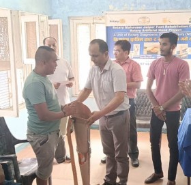 शारीरिक रूपमा अशक्त भएका २० जनालाई सनराइज बैंकको सहयोग
