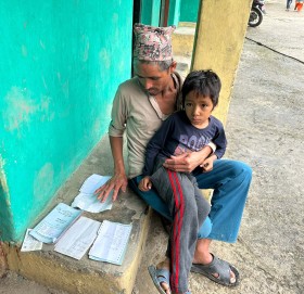 आर्थीक अभाबमा बडीमालीका ९ का ६ बर्षिय बालक २ बर्षदेखी अलपत्र