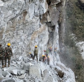 भारतीय सडकमा विष्फोट, दार्चुलाका तीन घरमा क्षति