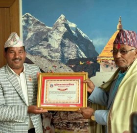 बुढीगंगा नगरपालिकाले गर्याे शिक्षाविद् कृष्णबहादुर सिंहलाई सम्मानित