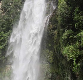 बर्षातमा आन्तरिक पर्यटकको गन्तव्य बन्दै बिरे खोला झरना (तस्बिरहरु)