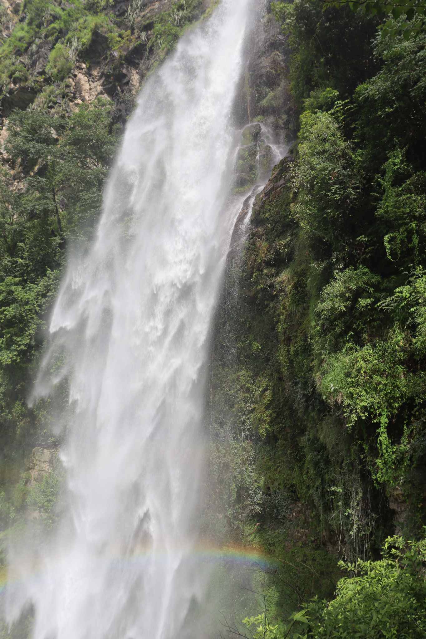 बर्षातमा आन्तरिक पर्यटकको गन्तव्य बन्दै बिरे खोला झरना (तस्बिरहरु)