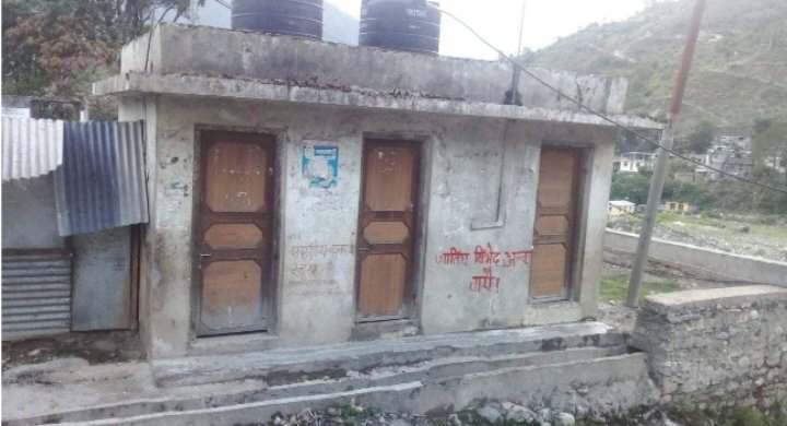 नगरपालिकाले  सार्वजनिक शौचालय चलाउन नसकेकाे चैनपुरवासीकाे गुनासाे