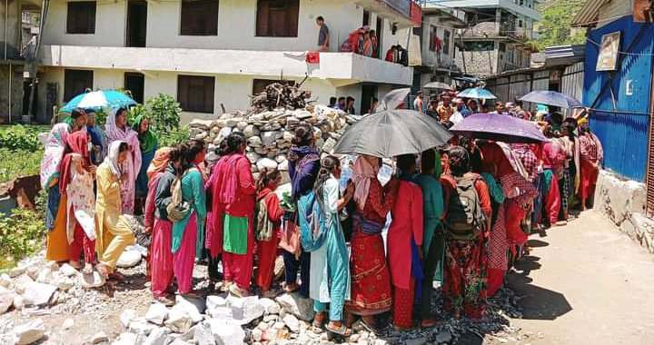 बझाङमा नुन लिन घण्टौसम्म लाइनमा बस्नुपर्ने बाध्यता