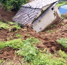 बाजुरामा बाढी पहिरोबाट १३ परिवार विस्थापित, दर्जनौँ घर जोखिममा