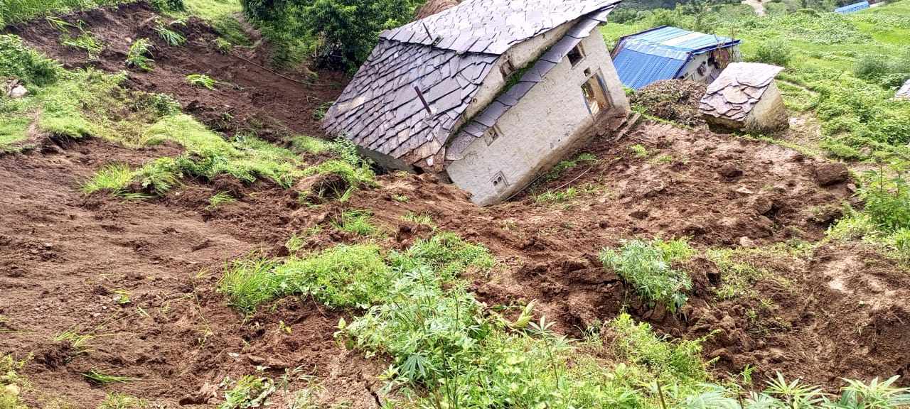 बाजुरामा बाढी पहिरोबाट १३ परिवार विस्थापित, दर्जनौँ घर जोखिममा