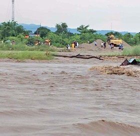 चितवनमा घाँघर खोला तर्दै गरेको बस बाढीमा डुब्यो, यात्रु सकुशल