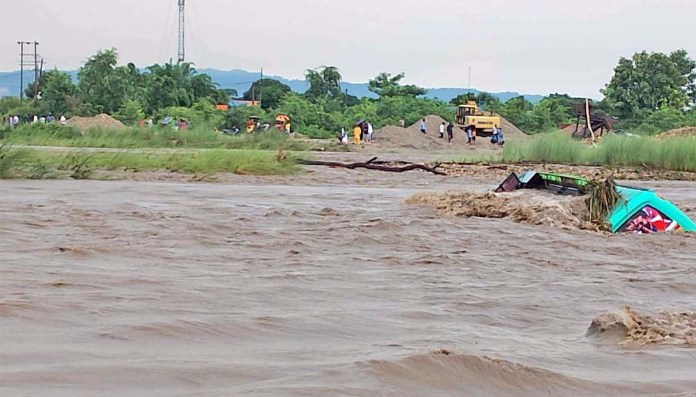 चितवनमा घाँघर खोला तर्दै गरेको बस बाढीमा डुब्यो, यात्रु सकुशल