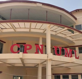 आफ्ना लागि ‘आजीवन नेता’ बन्न विधान निलम्बन गरेको एमाले नेतृत्वले विद्यार्थीमा लगाएको ३२ वर्षे ‘क्याप’