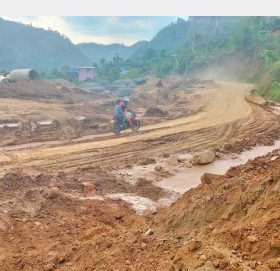 कालोपत्रे गरिएको मदन भण्डारी राजमार्ग  जीर्ण अवस्थामा