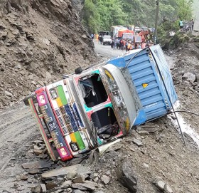 मुग्लिन-नारायणगढ सडकखण्ड फेरि अवरुद्ध, पहिरो झरेको स्थानमा ट्रक पल्टियो