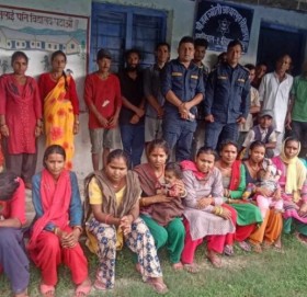 डडेल्धुरामा पहिरोको त्रासले २२ घरपरिवारको  बास विद्यालयमा