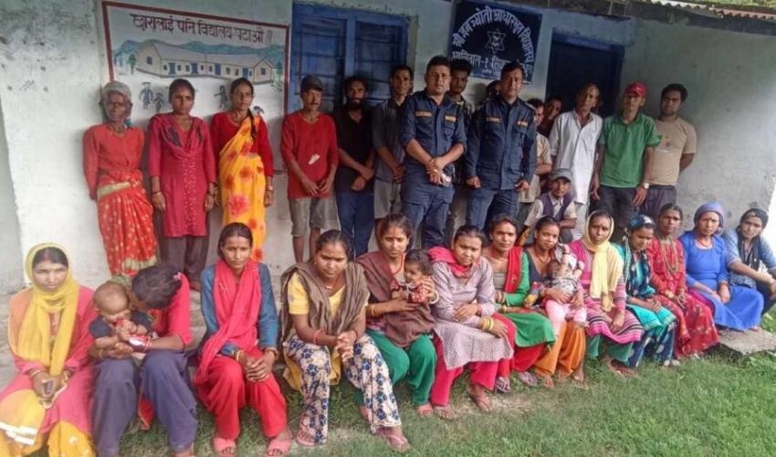 डडेल्धुरामा पहिरोको त्रासले २२ घरपरिवारको बास विद्यालयमा