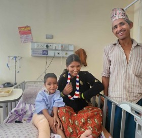 आर्थीक अभाबमा अलपत्र ६ बर्षिय बालकको काठमाडौमा उपचार हुदै