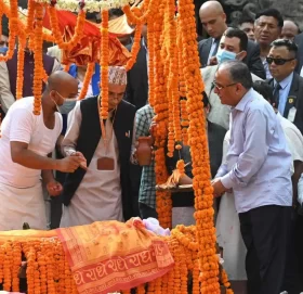 सीता दाहालको पशुपतिमा अन्त्येष्टि, प्रचण्डसँगै दुई छोरीले दिए दागबत्ती