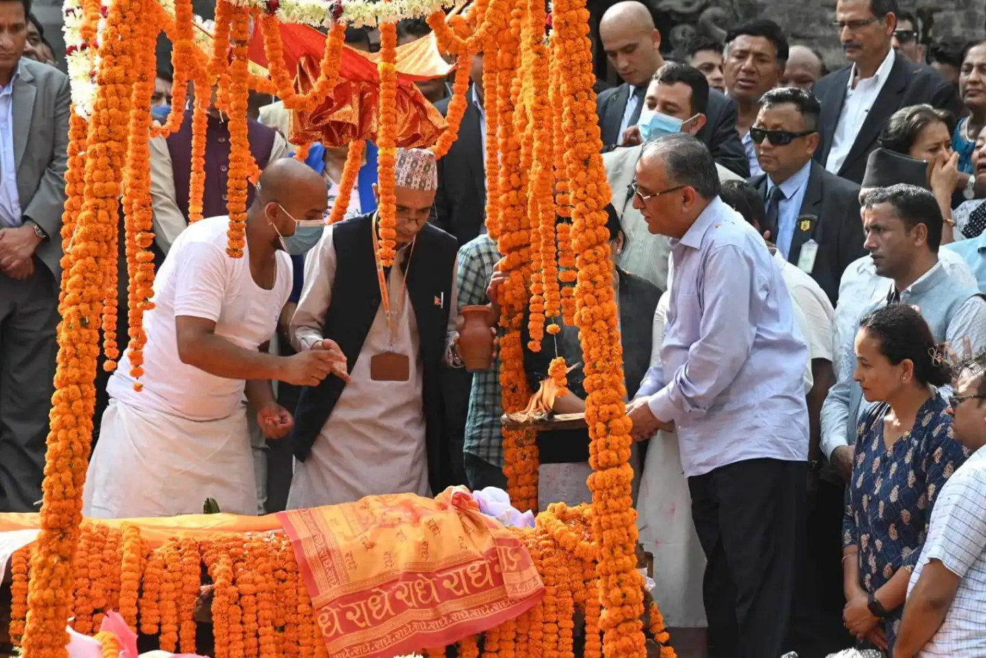 सीता दाहालको पशुपतिमा अन्त्येष्टि, प्रचण्डसँगै दुई छोरीले दिए दागबत्ती