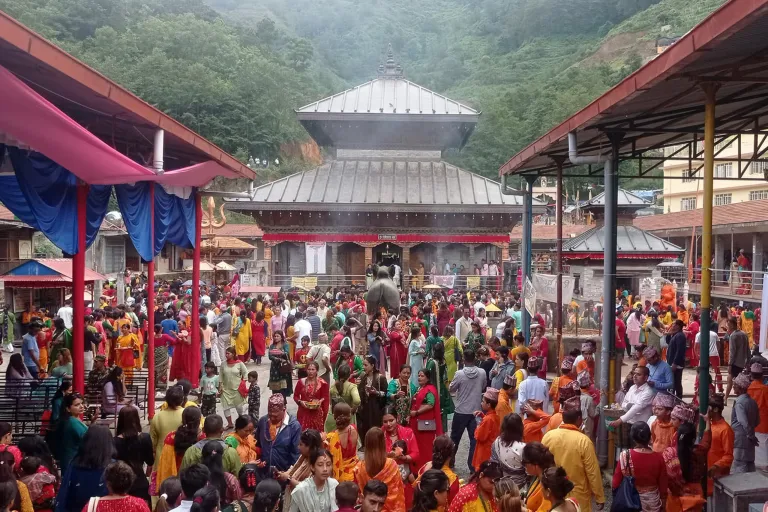 डोलेश्वरमा श्रावणी मेलाका अवसरमा दर्शनार्थीको घुइँचो