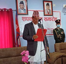 कोशीका मुख्यमन्त्री थापाले लिए शपथ, ३ सदस्यीय मन्त्रिपरिषद गठन