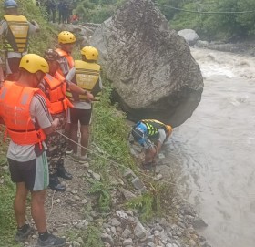 अनाई खोलामा बेपत्ता ड्राइभरको खोजी कार्य गर्दै नेपाली सेना