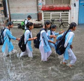 भारी वर्षाले भारतमा जनजीवन प्रभावित, उत्तर प्रदेशमा विद्यालय बन्द