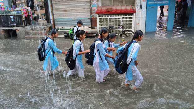 भारी वर्षाले भारतमा जनजीवन प्रभावित, उत्तर प्रदेशमा विद्यालय बन्द