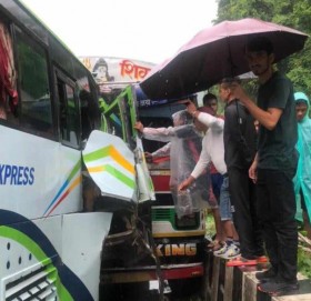 नारायणगढ–मुगलिङ सडकमा बस र ट्रक ठोक्किँदा दुर्घटना, ११ जना घाईते