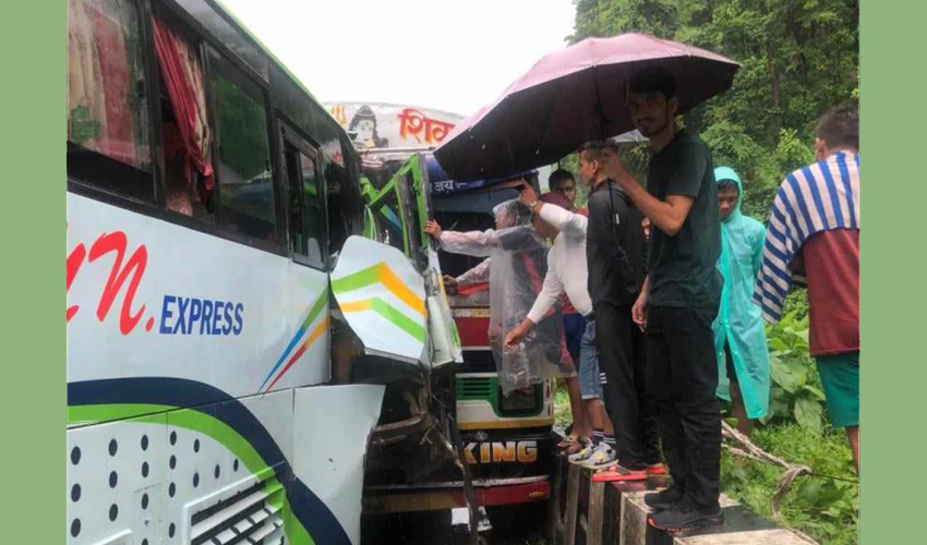 नारायणगढ–मुगलिङ सडकमा बस र ट्रक ठोक्किँदा दुर्घटना, ११ जना घाईते