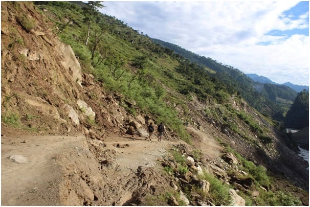 पहिरोले मध्यपहाडी लोकमार्ग अवरुद्ध