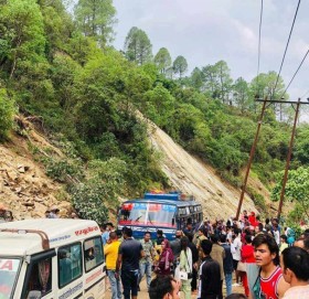 गुडिरहेको बसमा करेन्ट लाग्दा सल्यानमा २ जनाको मृत्यु