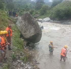 अनाई खोलामा ट्याक्टर बगाउदा चालक बेपत्ता