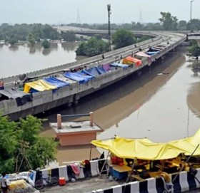 दिल्लीमा बाढीको आतंक, शिक्षण संस्थासहित अत्यावश्यक बाहेकका  सबै सरकारी कार्यालय बन्द