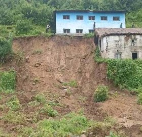 अबिरल बर्षाले बडिमालिका ७ का दर्जनौ घरपरिवार पहिरोको जोखिममा