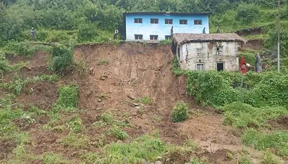 अबिरल बर्षाले बडिमालिका ७ का दर्जनौ घरपरिवार पहिरोको जोखिममा