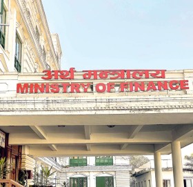 लघुवित्त पीडितसँग वार्ता गर्न अर्थ मन्त्रालयले बनायो समिति