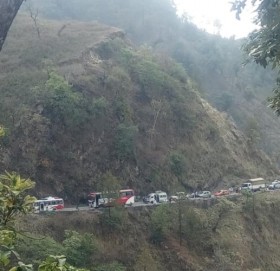 वर्षाका कारण सुदूर पहाडका अधिकांश सडक अवरुद्ध