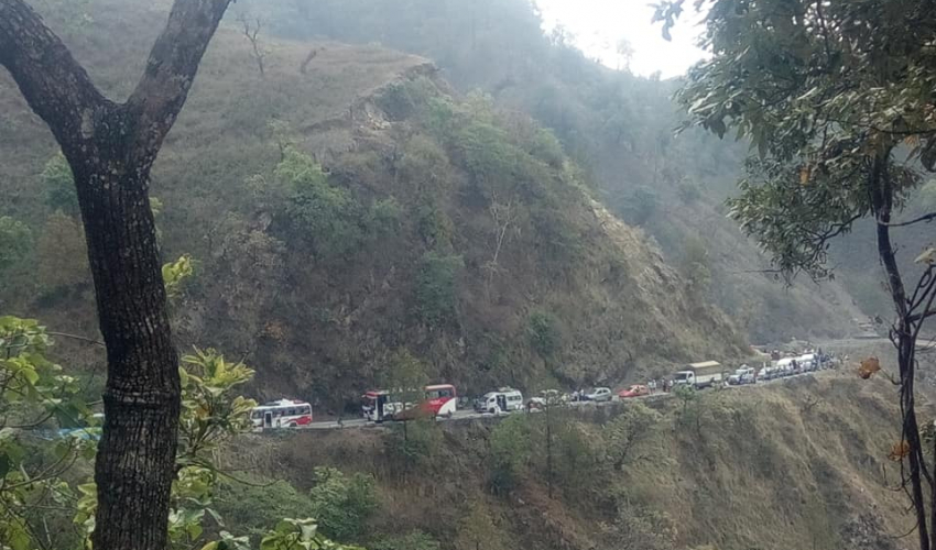 वर्षाका कारण सुदूर पहाडका अधिकांश सडक अवरुद्ध