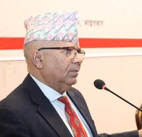 कम्युनिष्टलाई एकै ठाउँमा ल्याउन हरेस खानु हुँदैन : माधव नेपाल