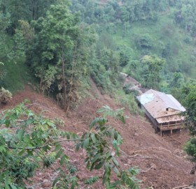 बैतडीमा पहिरोले घर पुरिँदा आमाछोराको मृत्यु, तीन जना घाइते