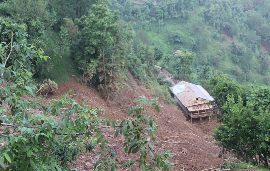 बैतडीमा पहिरोले घर पुरिँदा आमाछोराको मृत्यु, तीन जना घाइते