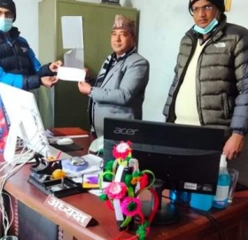 अछामको बान्निगढी गाउँपालिकाद्वारा बयलपाटा अस्पताललाई १५ लाखको चेक हस्तान्तरण