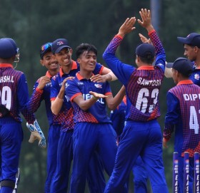 यू-१६ इस्ट जोन कपको उपाधिका लागि नेपाल मलेसियासँग खेल्दै