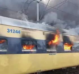 तीर्थयात्री बोकेको रेलमा आगलागी हुँदा ८ जनाको मृत्यु, २० जना घाइते