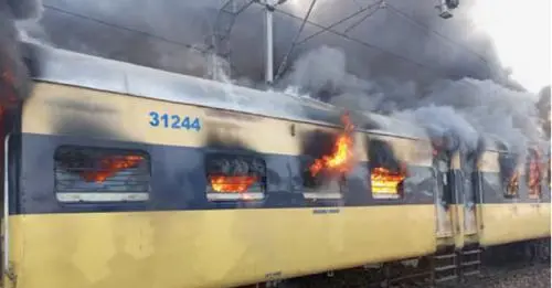 तीर्थयात्री बोकेको रेलमा आगलागी हुँदा ८ जनाको मृत्यु, २० जना घाइते