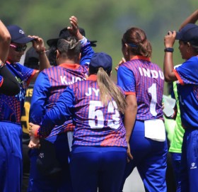 महिला टी–२० आई सिरिजः नेपालविरुद्ध हङकङ ब्याटिङ गर्दै