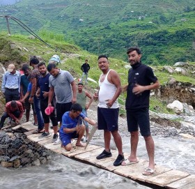 कोल्टीको धुपागाड खोलामा युवाको सक्रियतामा बन्यो काठेपुल