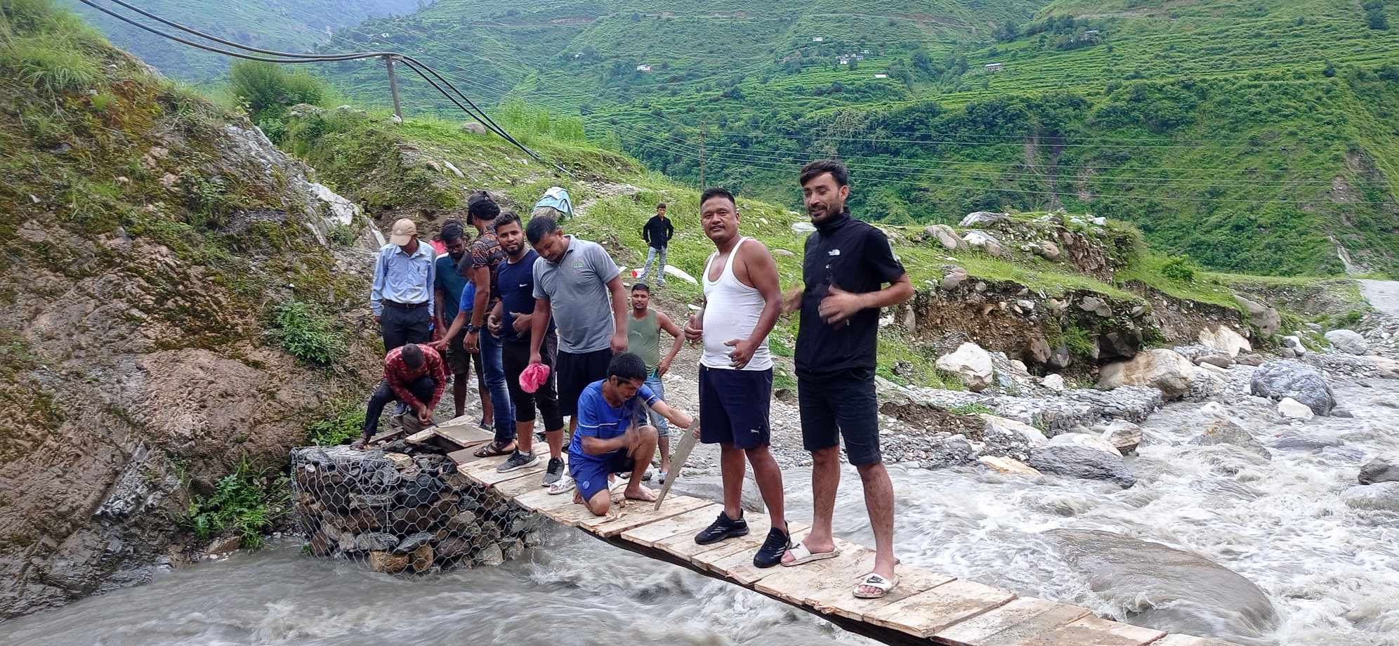 कोल्टीको धुपागाड खोलामा युवाको सक्रियतामा बन्यो काठेपुल