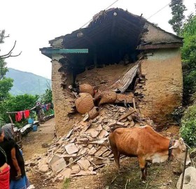 खप्तड छेडेदहमा भुकम्पले चिरा परेको घर भत्कियो