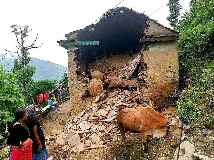खप्तड छेडेदहमा भुकम्पले चिरा परेको घर भत्कियो