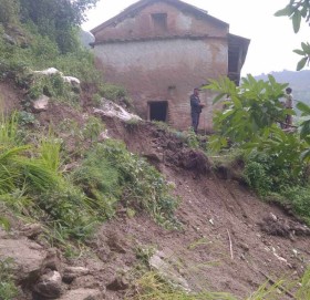 खप्तड छेडेदहमा पहिरोले दुई घर विस्थापित, दर्जनौबढि उच्च जोखिममा