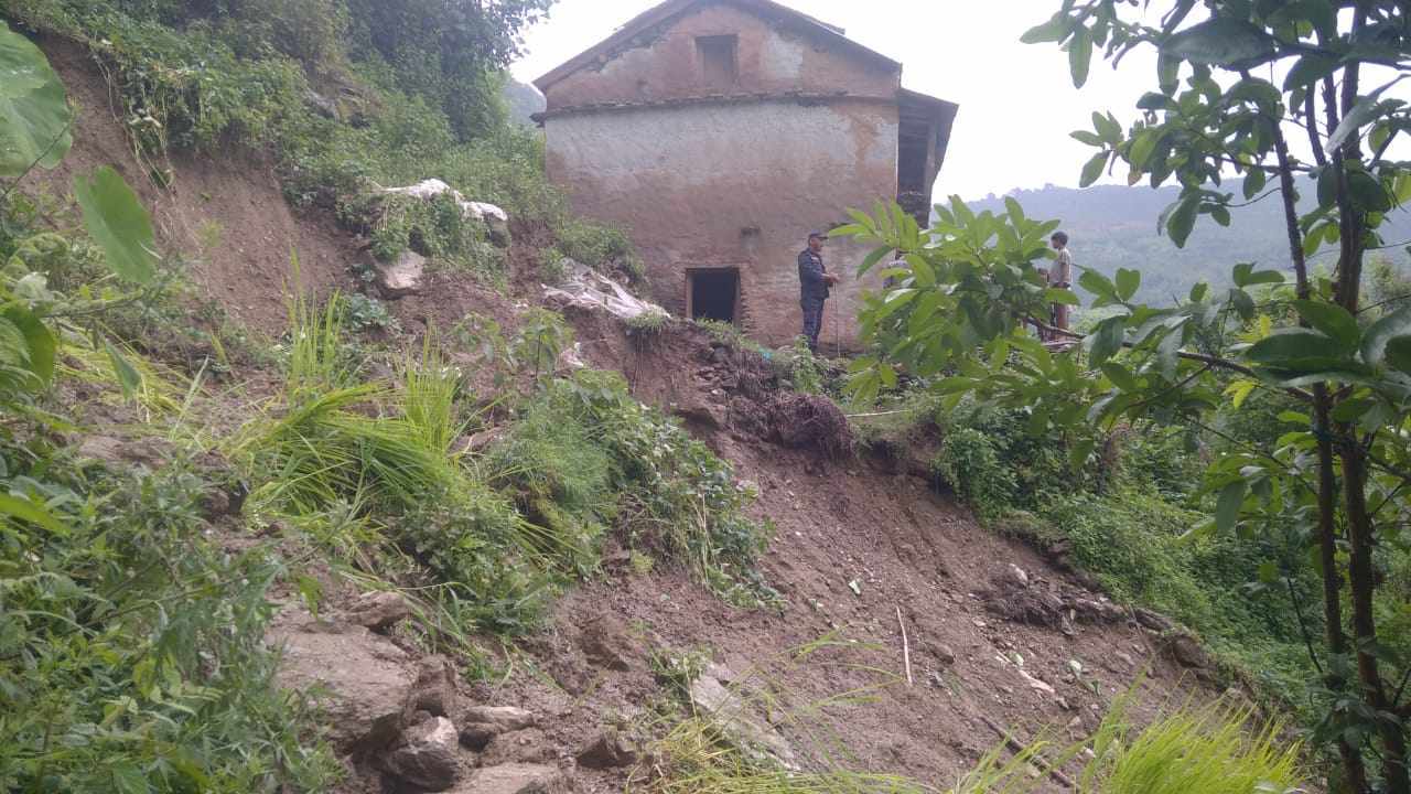 खप्तड छेडेदहमा पहिरोले दुई घर विस्थापित, दर्जनौबढि उच्च जोखिममा